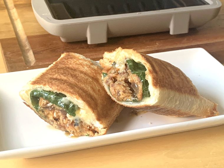 電子レンジ用ハーフホットサンドメーカーで焼いたいわしとチーズのホットサンド