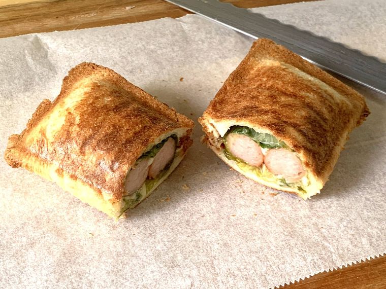 スリーコインズの電子レンジ用ホットサンドメーカーで焼いたホットサンドの断面
