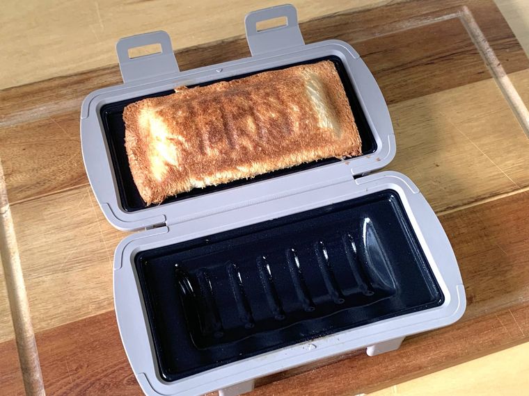 スリーコインズの電子レンジ用ホットサンドメーカーで焼き上げたホットサンド