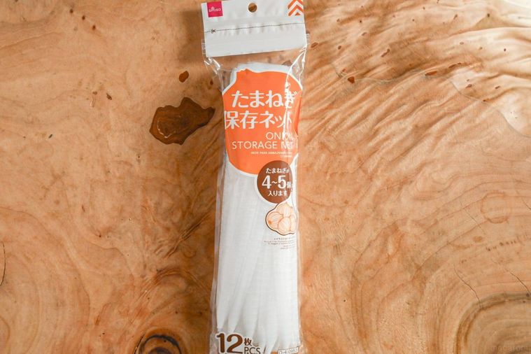 テーブルにのった玉ねぎ保存ネットのパッケージ