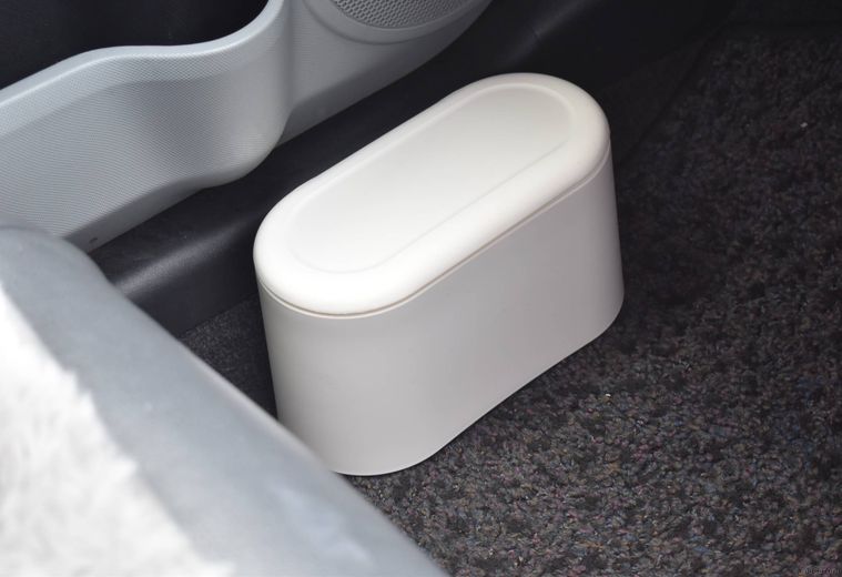 車内に置かれたスタンダートプロダクツ卓上用蓋付ゴミ箱