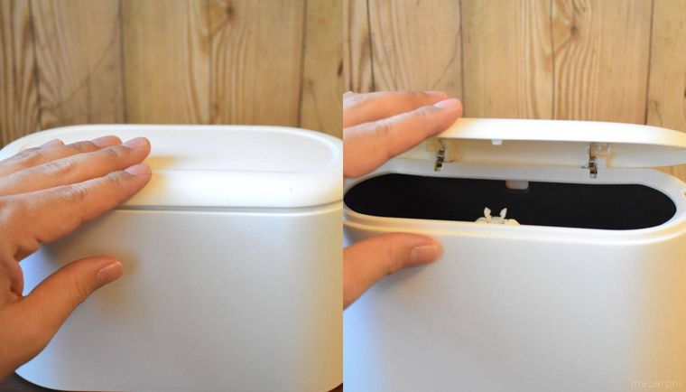 スタンダートプロダクツ卓上用蓋付ゴミ箱の蓋を開閉しているところ