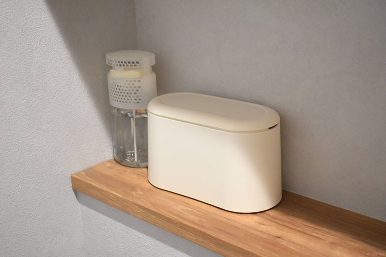 トイレの棚に置かれたスタンダートプロダクツ卓上用蓋付ゴミ箱