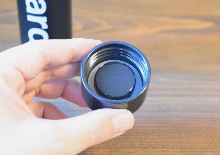 スタンダートプロダクツステンレスボトルのフタを手で持っているところ