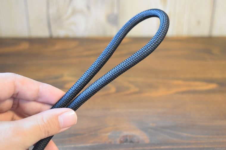 スタンダートプロダクツスマホショルダーのロープを手で持っている
