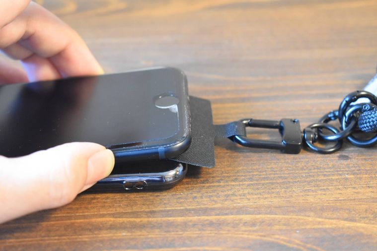 スタンダートプロダクツスマホショルダーをスマホに取り付けている