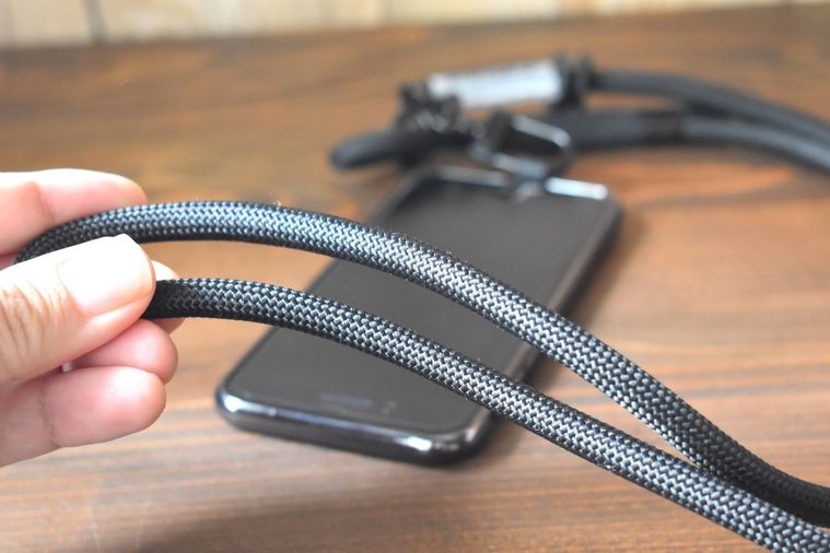 スタンダートプロダクツスマホショルダーのロープを持っている
