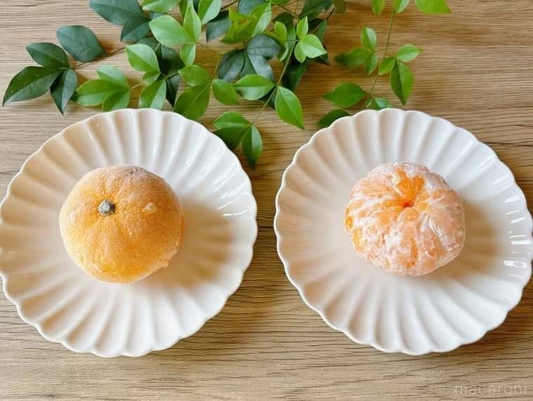 白い皿に盛られた冷凍みかん