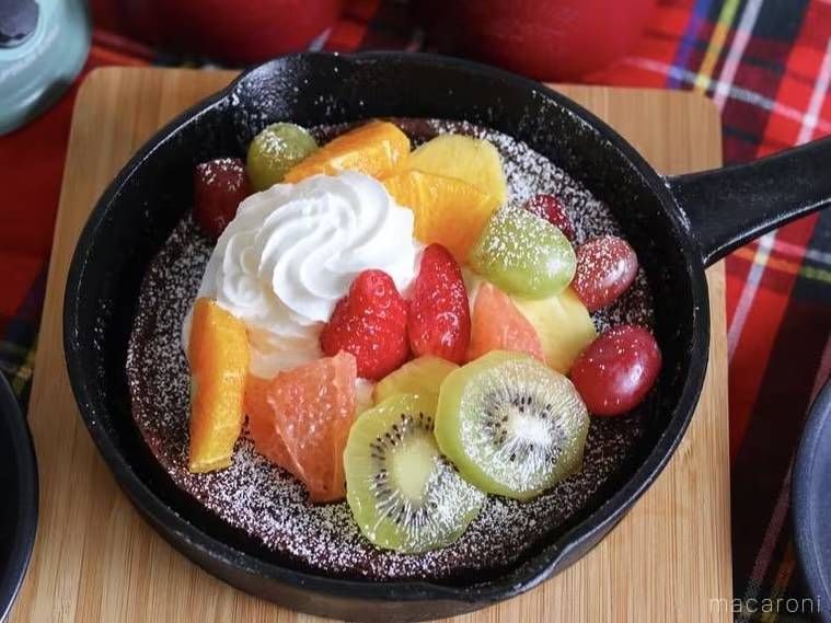 フルーツがのった濃厚ガトーショコラ