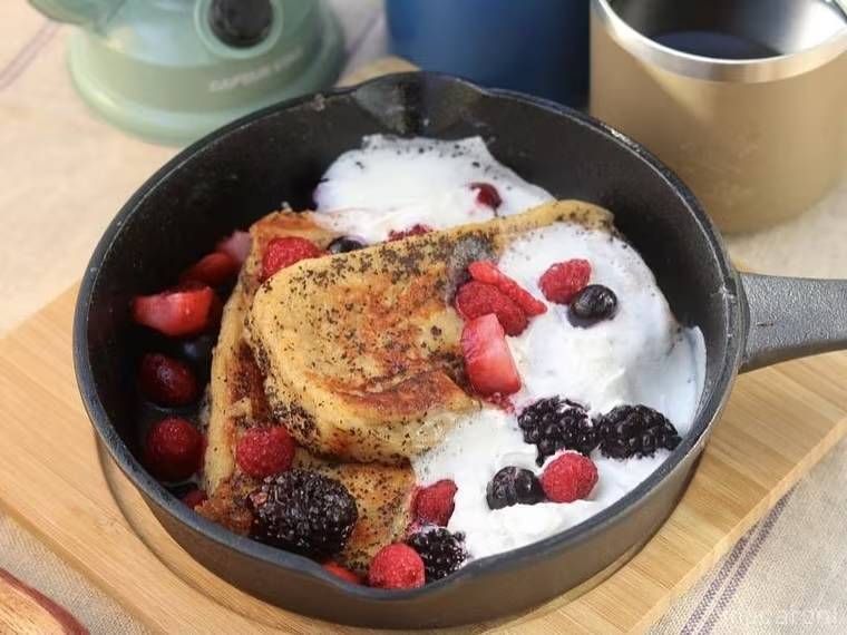 ベリーがトッピングされた紅茶のフレンチトースト