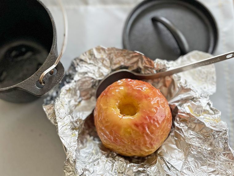 ダッチオーブンで作った焼きリンゴ