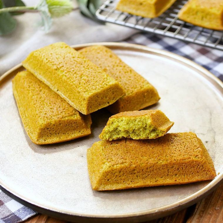 皿に盛られた抹茶フィナンシェ
