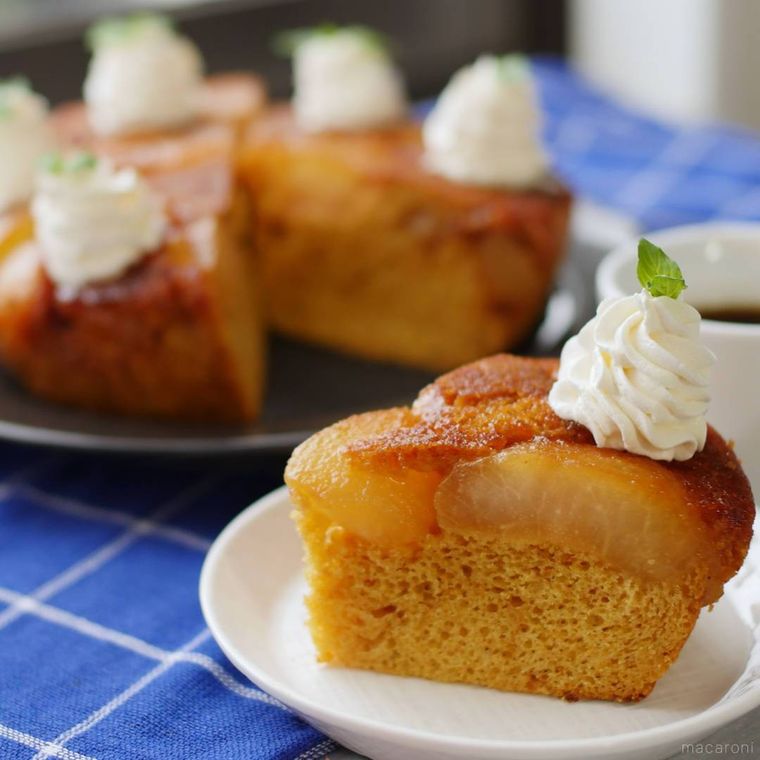 白い皿に盛られた梨のタタンケーキ