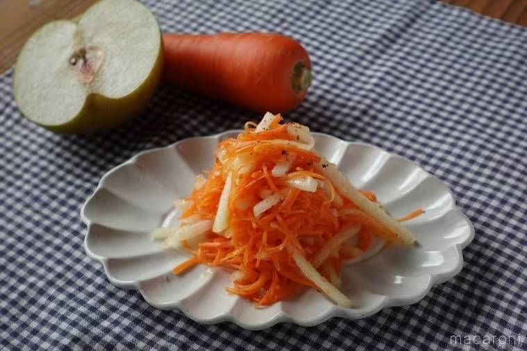 白い皿に盛られた梨とにんじんのラペ