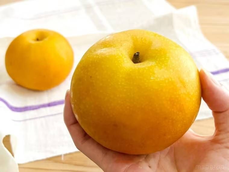 梨を手で持っている様子