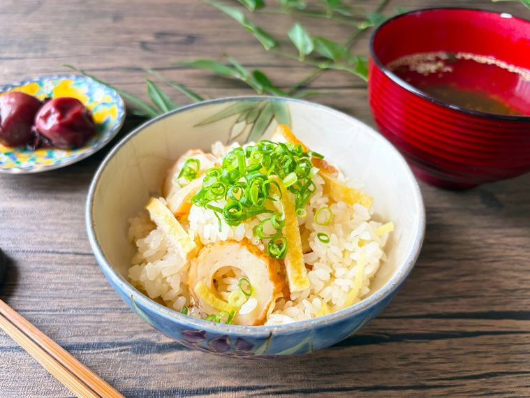 茶碗に盛られたちくわの炊き込みごはん