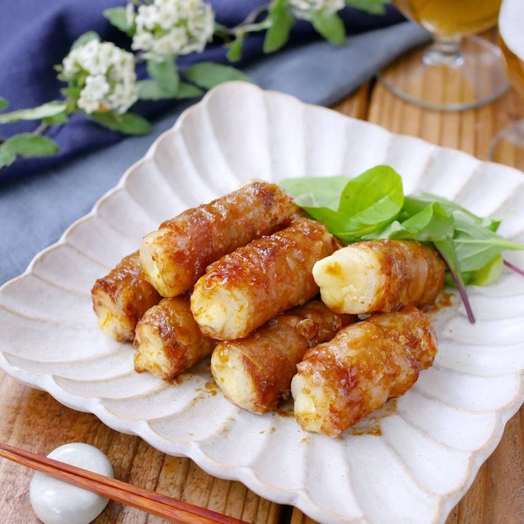 白い皿に盛りつけられたちくわのチーズ肉巻き