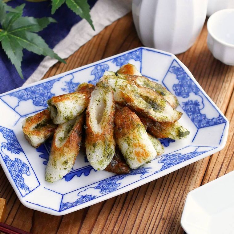 青い和風柄の皿に盛りつけられたちくわの磯辺揚げ