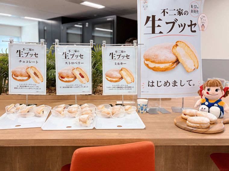 試食用の生ブッセと、生ブッセのポップ