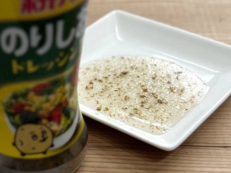 Calbee ポテトチップス のりしお味ドレッシングを小皿に出した様子