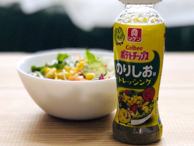 Calbee ポテトチップス のりしお味ドレッシングとサラダ