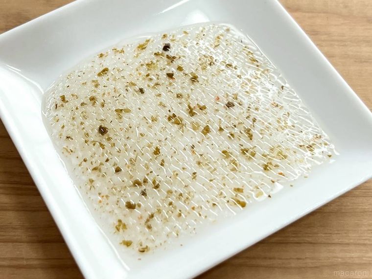 Calbee ポテトチップス のりしお味ドレッシングを小皿に出した様子