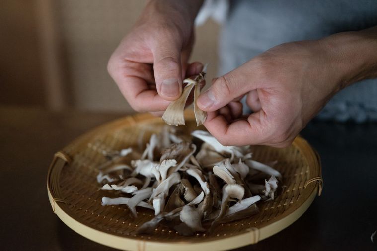 舞茸を手でほぐしているところ