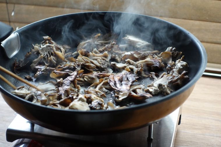 舞茸の水分を飛ばす様子