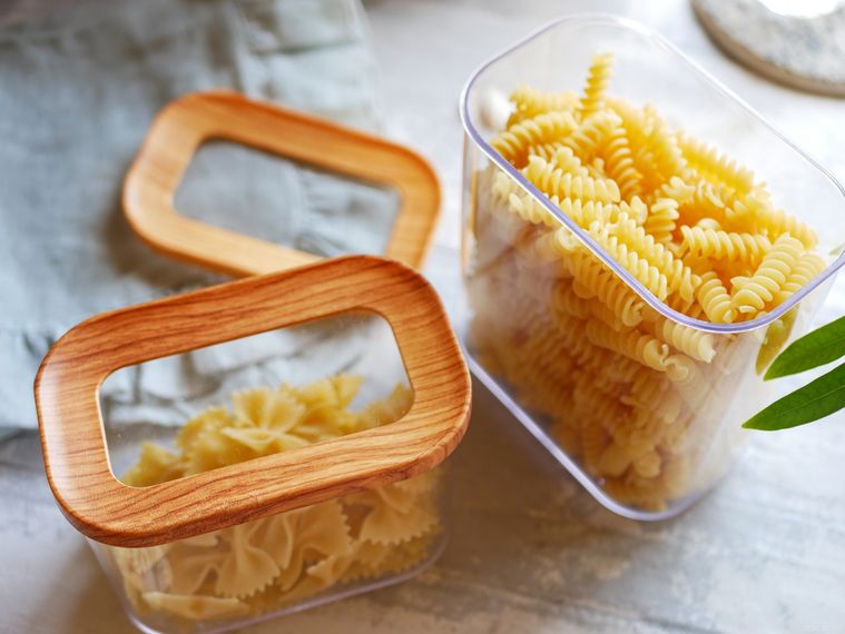 ショートパスタが入ったスタンダードプロダクツのキャニスター