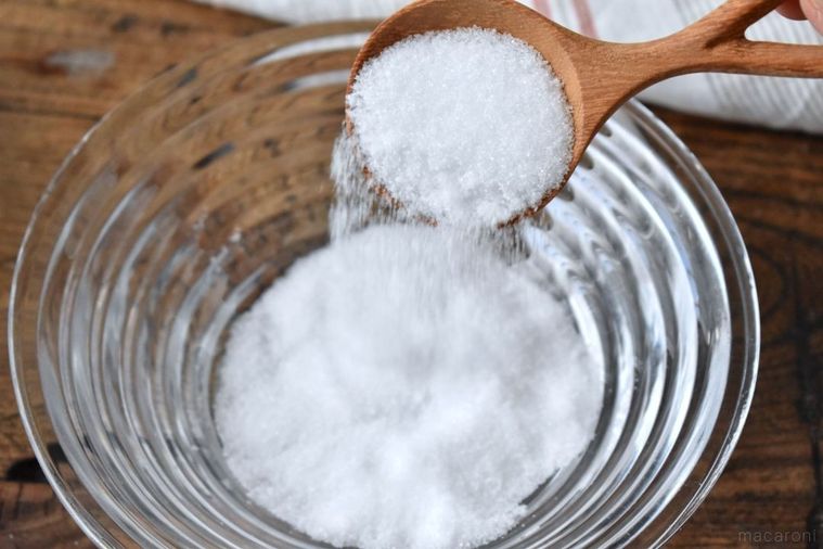 スプーンですくった塩