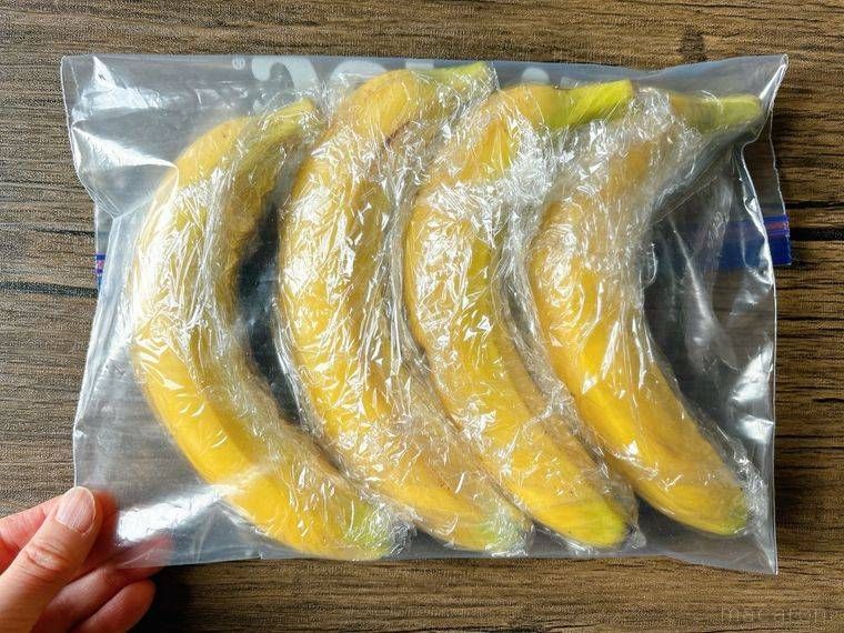 ラップで包んで保存袋に入ったバナナ