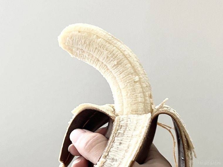 黒くなったバナナの皮をむいた様子
