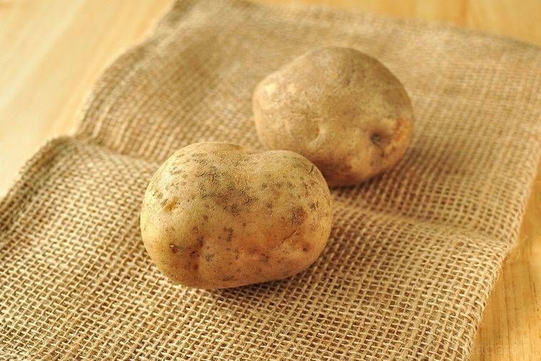 敷物におかれたじゃがいも