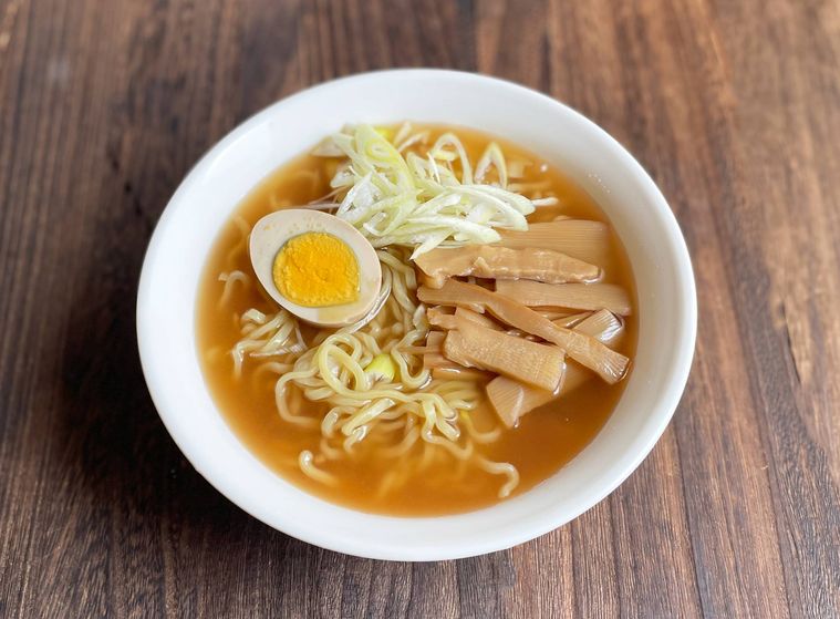 セリアの磁器ボウルにラーメンを盛り付けた様子