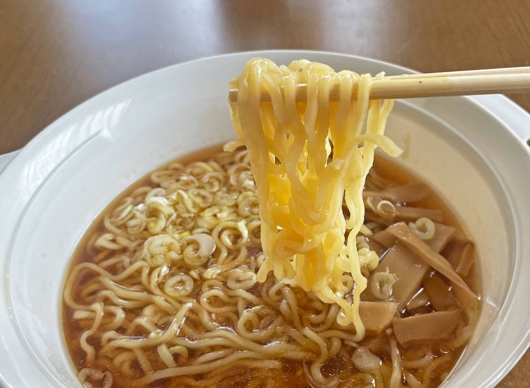 ラーメンの麺を箸で持ち上げている様子