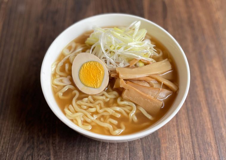 セリアのレンジめん鉢にラーメンを盛り付けた様子