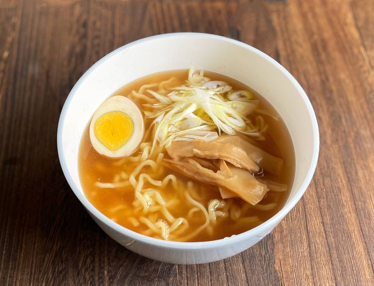 セリアのボウルにラーメンを盛り付けた様子