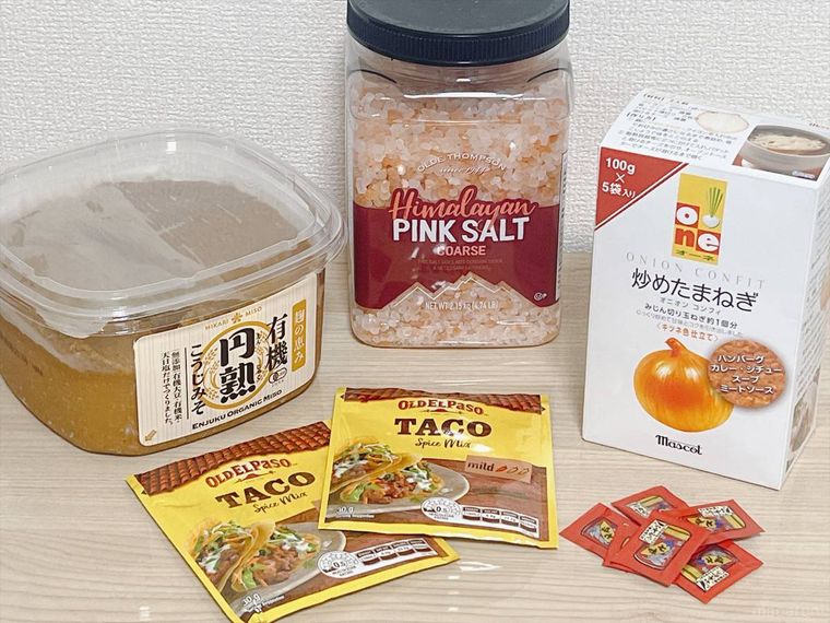 コストコで購入した調味料が並んでいる