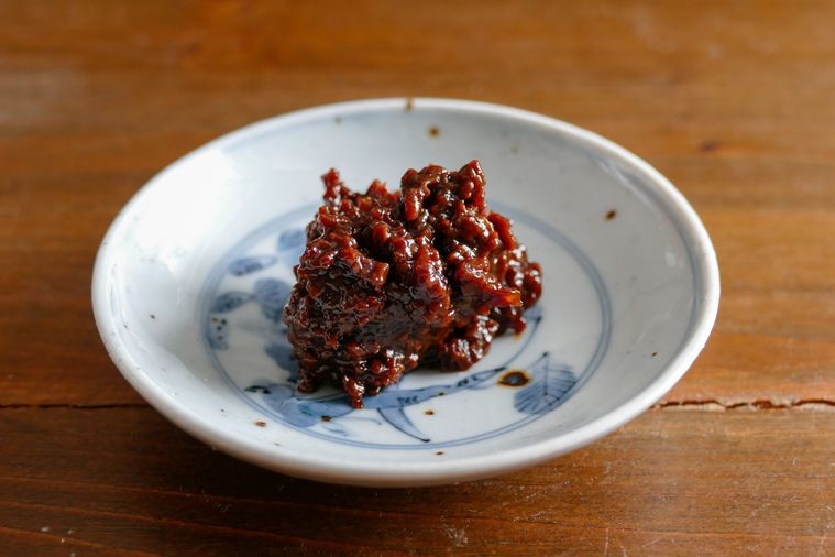 醤油麹をのせた小皿
