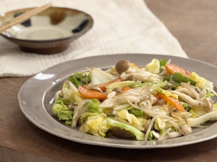 皿に盛られた野菜炒め