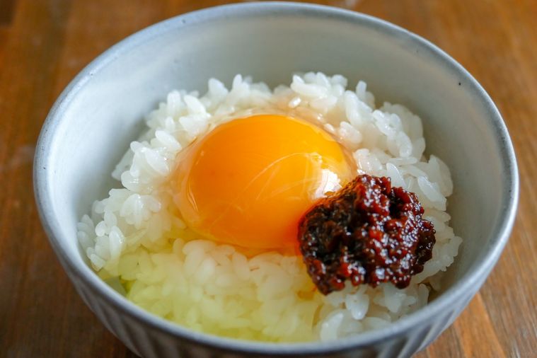 醤油麹を添えた卵かけごはん