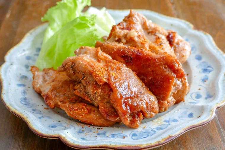 照りのある鶏肉とレタスを盛り付けたお皿