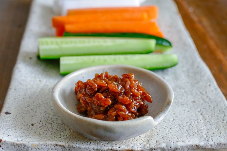 スティック状のきゅうり、にんじん、大根と醤油麹を盛り付けたお皿