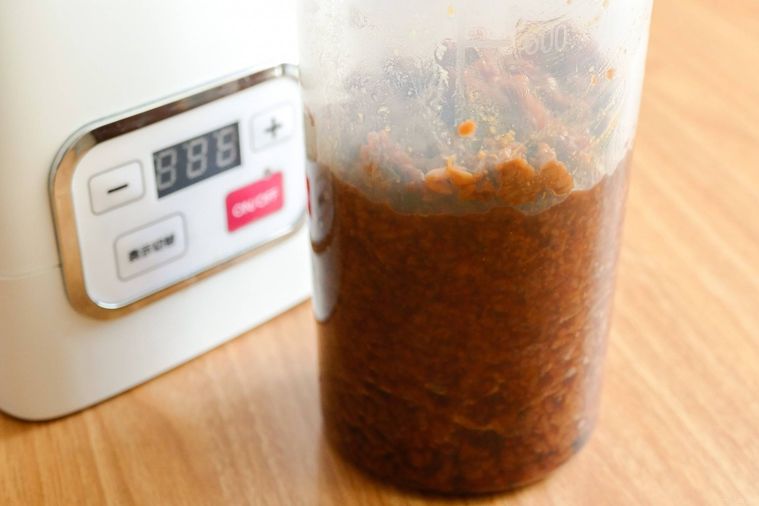醤油麹が入っている細長い容器とヨーグルトメーカーが並ぶテーブル