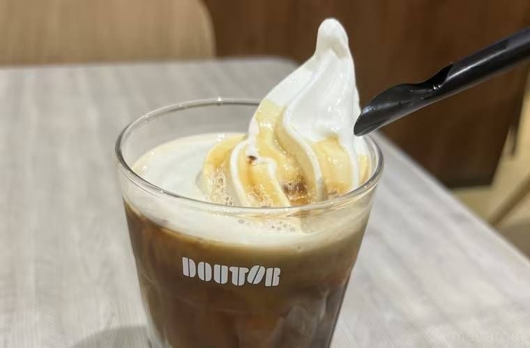 ドトールのアイスコーヒーにソフトクリームをトッピングした様子