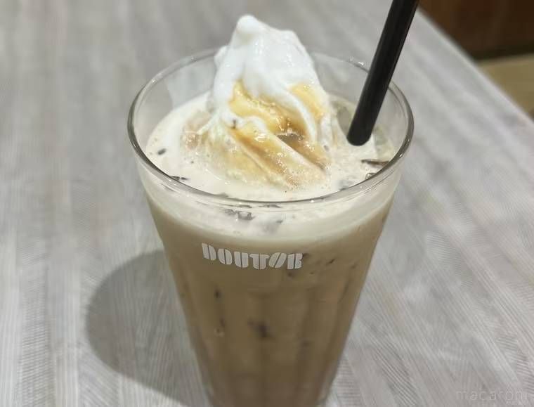 ドトールのアイスコーヒーにソフトクリームをトッピングした様子