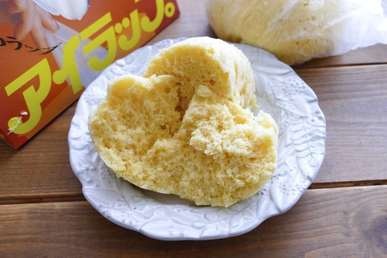 アイラップの箱と蒸しパンが並ぶ木製テーブル