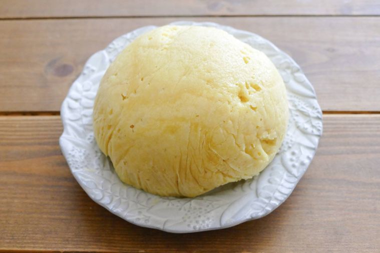 まるい大きな蒸しパンがのっている白い皿