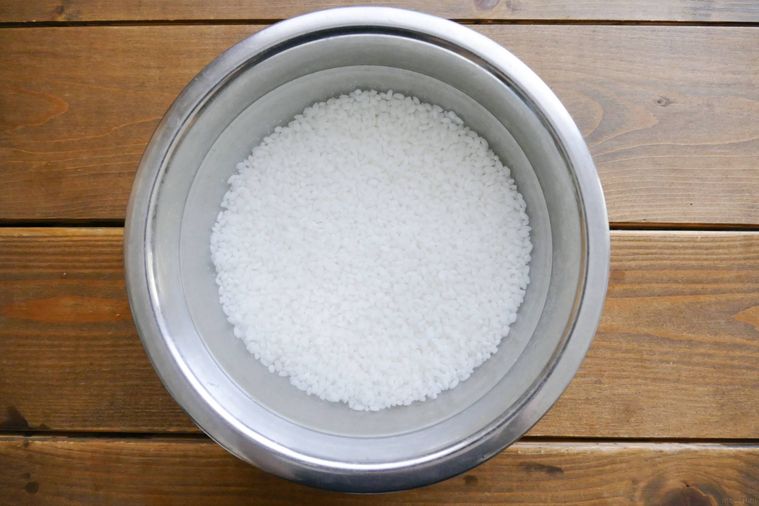もち米を水に浸す様子