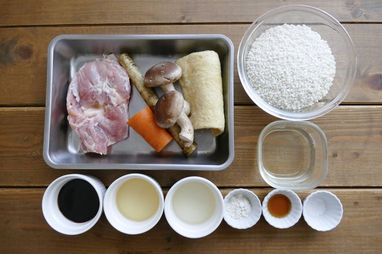 鶏五目おこわの材料が並ぶ木製テーブル